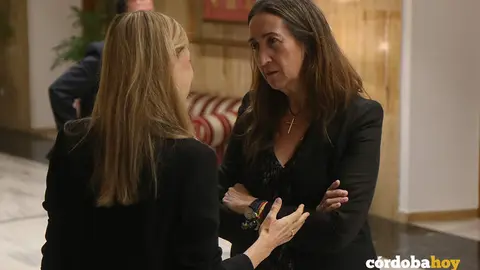 Paula Badanelli (derecha) conversa con la interventora del Ayuntamiento, Paloma Pardo, antes del Pleno etraordinario de esta ma&ntilde;ana FOTL RAFA MELLADO SENIOR