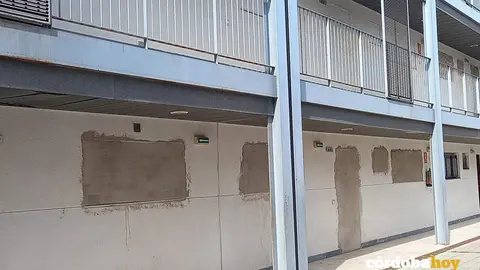 Viviendas sociales de la Junta cerradas y Tapiadas en el 45 de la calle Acera del R&iacute;o