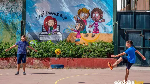 Imagen contra el acoso escolar en el patio de un centro educativo