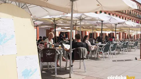 Turistas en una terraza de La Corredera esta Semana Santa FOTO ALWIN EKBLADH