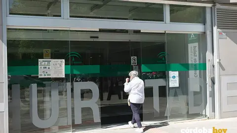Usuario del centro de salud de Huerta de la Reina, en una imagen de archivo FOTO VICTOR ARVIDSSON