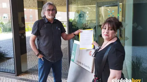 Manuel Ortega y Lourdes Mart&iacute;nez en el Juzgado de Guardia presentando la denuncia