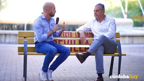 El alcaldable del PP, Jos&eacute; Luis Sanz, en Sevilla con un banco para escuchar