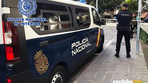 Agente de la Polic&iacute;a Nacional junto a su veh&iacute;culo
