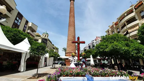 Cruz de la hermandad del Ca&iacute;do en la Plaza Flor del Olivo