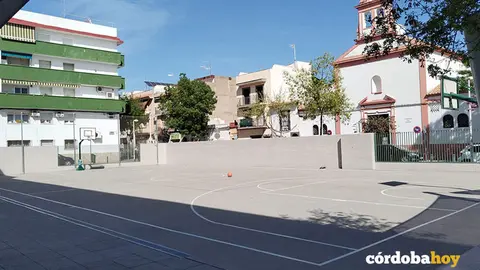 Imagen del patio de un colegio cordob&eacute;s a pleno sol y todo cemento
