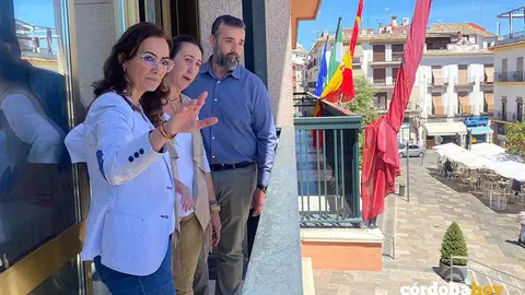 Yolanda Almagro, Paula Badanelli y Rafael Saco en uino de los balcones del Ayuntamiento