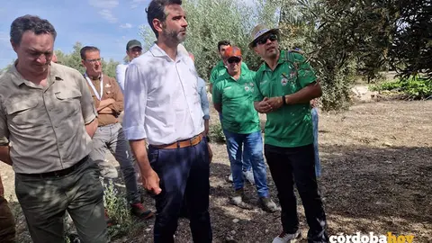 Fern&aacute;ndez-Pacheco (centro), durante su visita a Aguilar de la Frontera