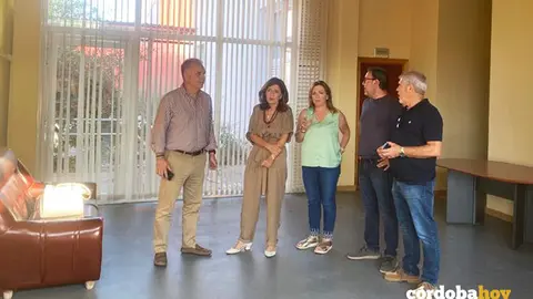 Mar&iacute;a Jes&uacute;s Botella (segunda por la izquierda) en el centro de salud atacado en Belmez