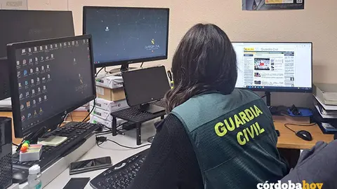 Una agente de la Guardia Civil ante sus ordenadores de trabajo