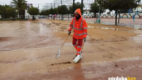 Lluvia y operario de Sadeco en la Feria de Nuestra Se&ntilde;ora de la Salud, en una imagen de archivo