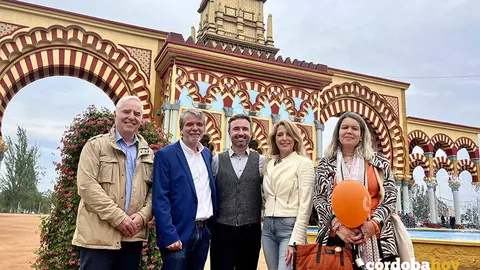 Guillermo D&iacute;az (centro), en la Feria con miembros de la candidatura de Cs