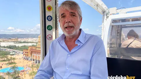 Jes&uacute;s Lupi&aacute;&ntilde;ez en la Noria, con la ciudad de C&oacute;rdoba al fondo