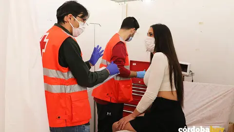 Una joven atendida en las dependencias de Cruz Roja de la Feria, en una imagen de archivo