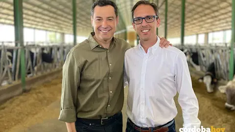 Juanma Moreno y Santiago Cabello rodeados de vacas
