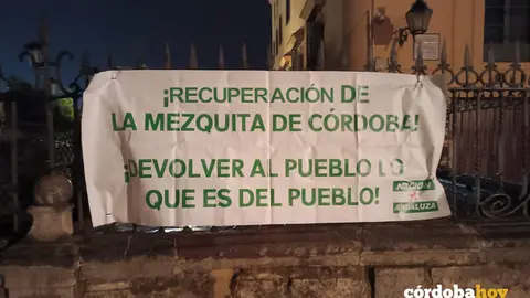 Pancarta de Naci&oacute;n Andaluza reivindicando la titularidad de la Mezquita para el pueblo