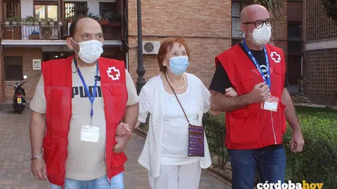 Voluntarios de Cruz Roja acompa&ntilde;an a una mujer