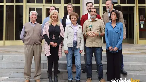 Juan Hidalgo (segundo por la derecha) y Martina Velarde (derecha), junto a otros miembros de la coalici&oacute;n, ante el Ayuntamiento
