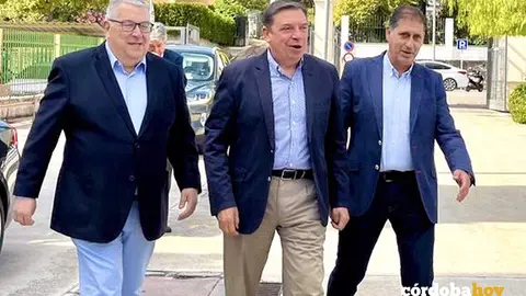 Luis Planas (centro), pasea por Priego de C&oacute;rdoba junto a Aguilera
