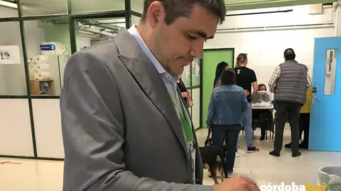 Javier Luna ejerce su derecho a voto en las municipales de 2023