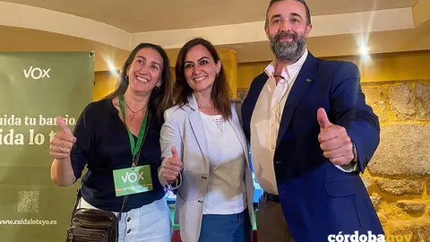 Rafael Saco con Yolanda Almagro y Paula Badanelli, los tres ediles de Vox en el Ayuntamiento de C&oacute;rdoba en el mandato 2023-2027