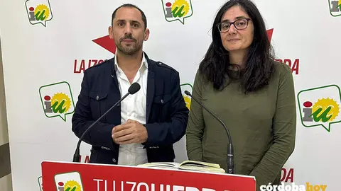El coordinador provincial de IU en C&oacute;rdoba, Sebasti&aacute;n P&eacute;rez, ante el an&aacute;lisis de resultados, junto a Carmen Mar&iacute;a Ruiz
