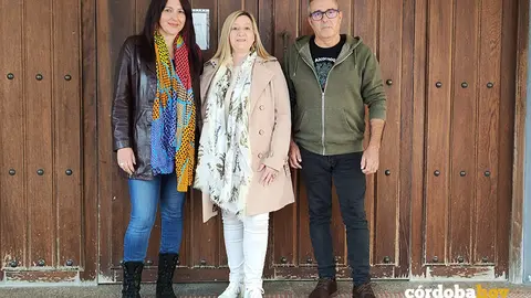Los tres concejales de El Alcornoque, con Teresa Mu&ntilde;oz Romero en el centro, a las puertas del ayuntamiento corch&uacute;o