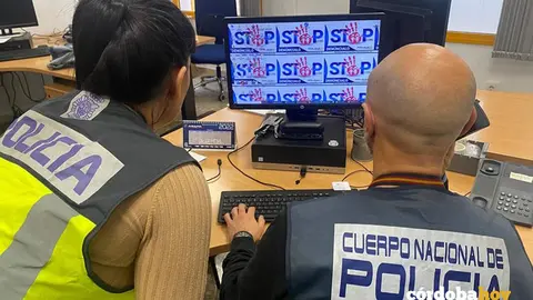 Agentes de la Polic&iacute;a Nacional ante su materal de trabajo