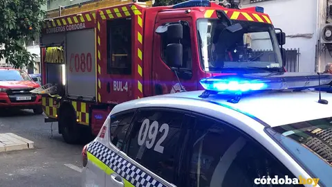 Bomberos y Polic&iacute;a Local en una actuaci&oacute;n conjunta en C&oacute;rdoba, en una imagen de archivo