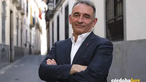 Enrique Santiago posa para C&oacute;rdoba Hoy FOTO JM AYALA