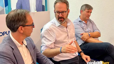 Adolfo Molina (centro) en la reuni&oacute;n de alcaldesas y alcaldes populares del Norte de la provincia por el problema del agua