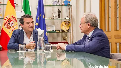 El alcalde, Jos&eacute; Mar&iacute;a Bellido, conversa con Antonio D&iacute;az, presidente de CECO