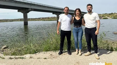 Sira Rego, entre Sebasti&aacute;n P&eacute;rez y Jos&eacute; Manuel G&oacute;mez Jurado, en su visita al embalse de La Colada FOTO IU