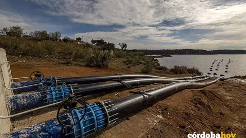 Presa de La Colada con la conexi&oacute;n del Gobierno central hacia Sierra Boyera, en una imagen de archivo FOTO CONFEDERACI&Oacute;N HIDROGR&Aacute;FICA DEL GUADIANA