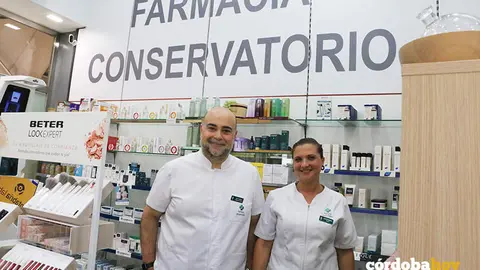 Jos&eacute; F&eacute;lix Oleaga y una compa&ntilde;era suya sin las mascarillas en la Farmacia Conservatorio