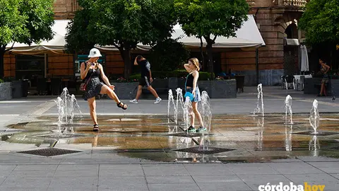 Turistas con los chorros del agua en la Plaza de Las Tendillas