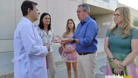 El secretario general del PSOE de Andaluc&iacute;a, Juan Espadas, conversa con el investigador del Imibic Justo Casta&ntilde;o