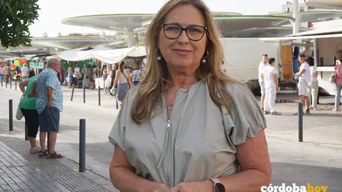 La candidata por el PSOE de C&oacute;rdoba al Senado, Mar&iacute;a &Aacute;ngeles Luna, en el Mercado de las Setas