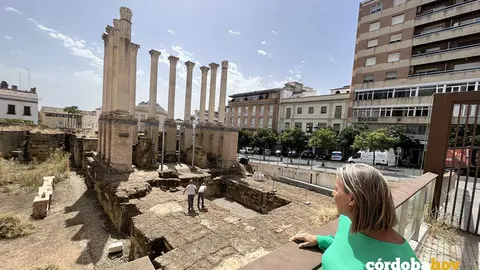 Isabel Alb&aacute;s contempla las labores de limopieza y desbroce el Templo Romano