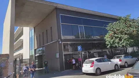 Acceso al Centro de Salud Castilla del Pino, en C&oacute;rdoba