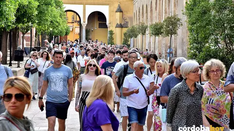 Turistas en el Patio de los Naranjos de la Mezquita-Catedral de C&oacute;rdoba