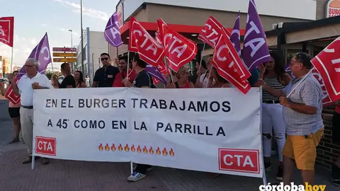 Protesta de CTA por las temperaturas a las que debe trabajar la plantilla de Burger King en Puente Genil