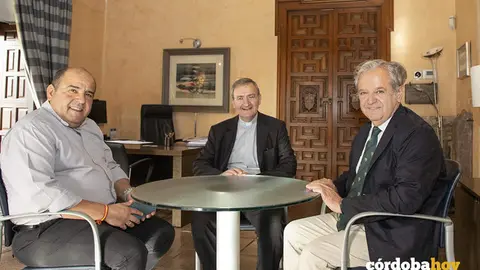 Fuentes (derecha) recibe como presidente de la Diputaci&oacute;n a una representaci&oacute;n del Cabildo Catedral