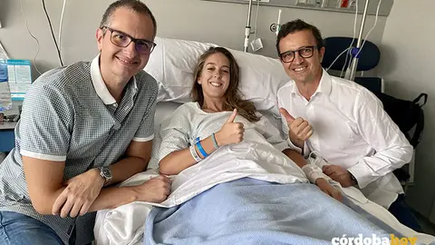 Andrea Sibaja posando con los doctores C&aacute;rdenas y Villamor, tras la operaci&oacute;n