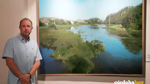 Francisco Escalera posa junto a su obra 'Territorios de agua, Ribadesella'
