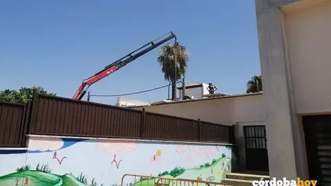 Retirada de amianto en un centro escolar en 2023, en una imagen de archivo