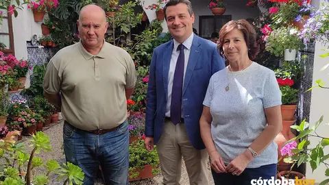 Jos&eacute; Mar&iacute;a Bellido (centro), con Ana Balbuena y Marcial G&oacute;mez, cuidadores del patio ubicado en el n&uacute;mero 6 de la calle Pedro Fern&aacute;ndez en una imagen de archivo