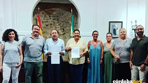 Jes&uacute;s Morales y Lola Amo (centro), muestran el documento remitido a la Junta