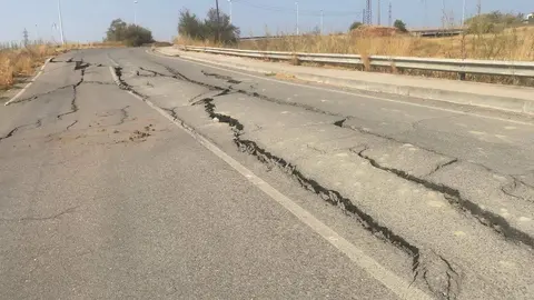 Estado que presenta la carretera de acceso al Cementerio de la Fuensanta y urbanizaciones de la barriada de Alcolea