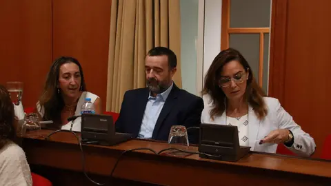Los concejales de Vox, con Rafael Saco en el centro, en el Pleno FOTO RAFA MELLADO SENIOR